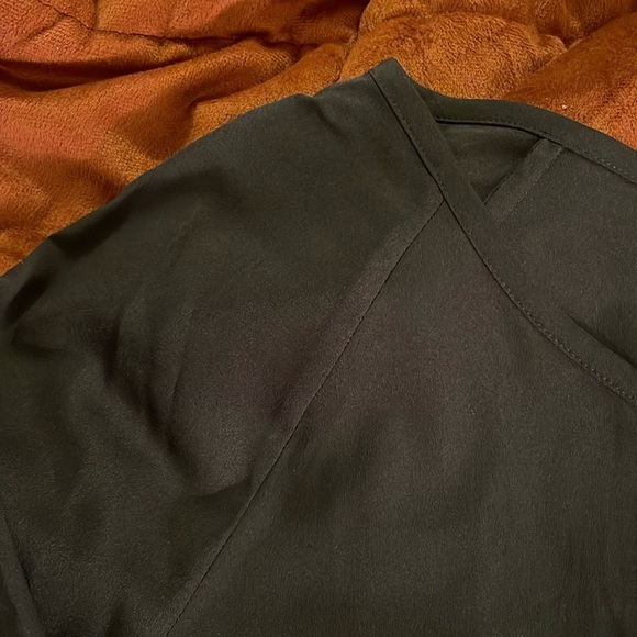 Banana Republic Long-Sleeved, key whole Neck Navy Blue Blouse button cuff size L - Picture 2 of 14